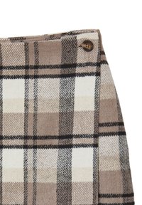Braun und beige kariertes Stoffmuster mit weicher Textur, schwarzen Linien und einem braunen Knopf an der Seite, teilweise präsentiert.