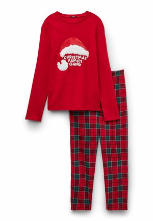 Haut rouge à manches longues avec un motif de bonnet de Père Noël en peluche et le texte « CHRISTMAS FAMILY GANG » associé à un pantalon de pyjama écossais rouge et vert.