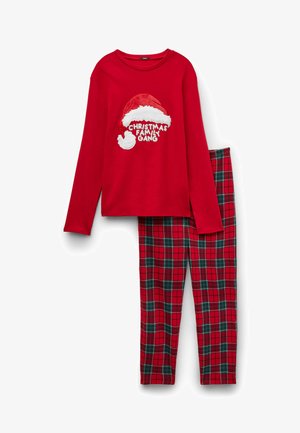 Červený dlouhý rukáv s plyšovým designem čepice Santa Clause a nápisem "CHRISTMAS FAMILY GANG" ve spojení s červenými a zelenými kostkovanými pyžamovými kalhotami.