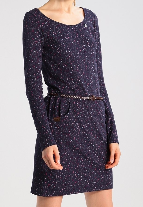 Mörkblå långärmad klänning med blommönster, rundad halsringning och flätad bälte. Har en avslappnad passform och strukturerad tyg för komfort.