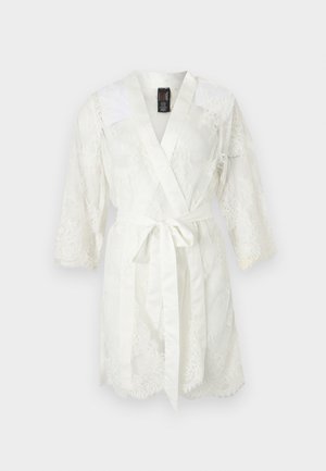 Bijeli kimono ogrtač od čipke s rukavima do ispod lakta, satenskim ovratnikom i vezanim pojasom u struku.