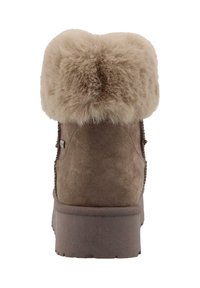 Bottine en daim marron avec un col en fausse fourrure beige et duveteuse. Semelle en caoutchouc légèrement surélevée avec des détails texturés sur le dessus.