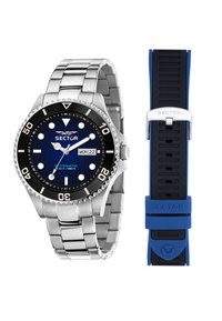 Orologio in acciaio inossidabile argentato con una lunetta rotante nera e quadrante blu. Include un cinturino in gomma blu accanto a un bracciale metallico.