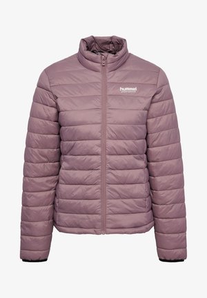 Helllila Pufferjacke mit horizontalen gesteppten Paneelen, hohem Kragen, durchgehendem Reißverschluss und Logo auf der linken Brust.