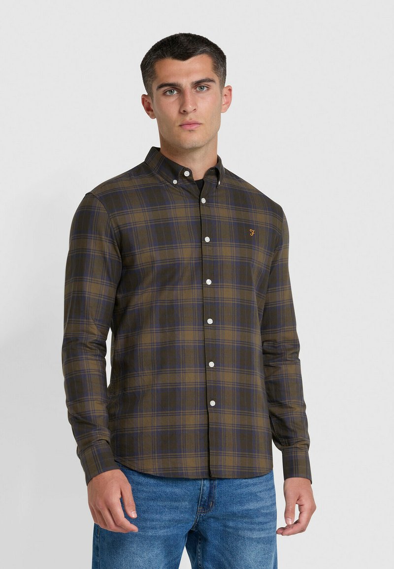 Bruine en blauwe geruite shirt met button-down kraag, witte knopen, lange mouwen en een klein oranje logo op de borst.