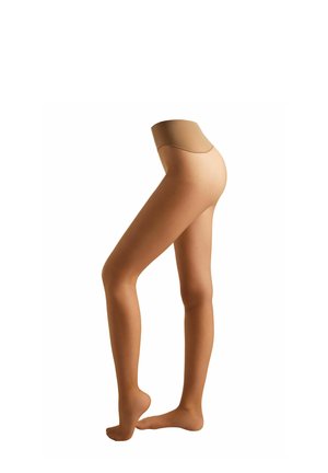 Hautfarbene Schwangerschaftsstrumpfhose an einer Figur mit angewinkeltem Bein vor weißem Hintergrund.