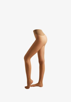 Hautfarbene Schwangerschaftsstrumpfhose an einer Figur mit angewinkeltem Bein vor weißem Hintergrund.