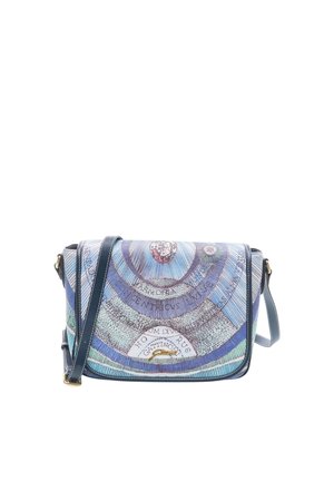 Borsa a tracolla con cinturino blu scuro e patta con motivi astratti circolari blu, viola e bianchi con piccoli dettagli testuali.