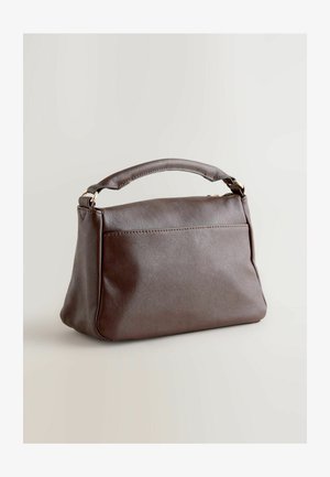 Brūna mākslīgās ādas soma ar strukturētu formu, tai ir izliekta rokturis un rāvējslēdzēja aizdare. Komplektā ar plakanu aizmugures kabatas detaļu.