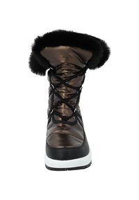Bota de nieve metálica marrón con puño de piel sintética negra, sistema de cordones frontal y suela de goma. Presenta un acabado brillante y una textura acolchada.