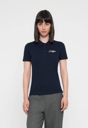 Mornarska polo majica iz bombaža s klasičnim ovratnikom, ki ima zlato izvezeno logo na levi prsni strani in kratke rokave.