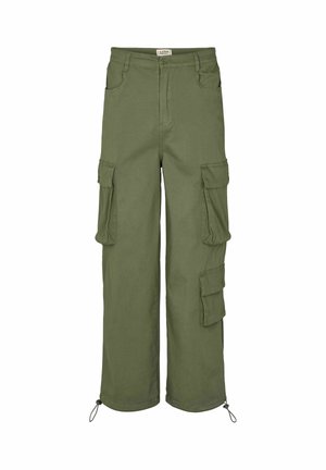 Pantaloni cargo verde oliva con multiple tasche con pattina, gambe larghe, chiusura con bottoni, passanti per cintura e coulisse regolabili alle caviglie.