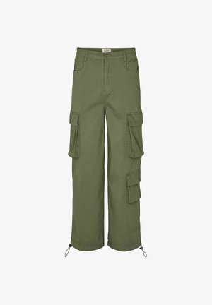 Olívazöld terepnadrág többszörös fedeles zsebekkel, bő szárakkal, gombos rögzítéssel, övbújtatókkal és állítható húzózsinórokkal a szárvégeken.