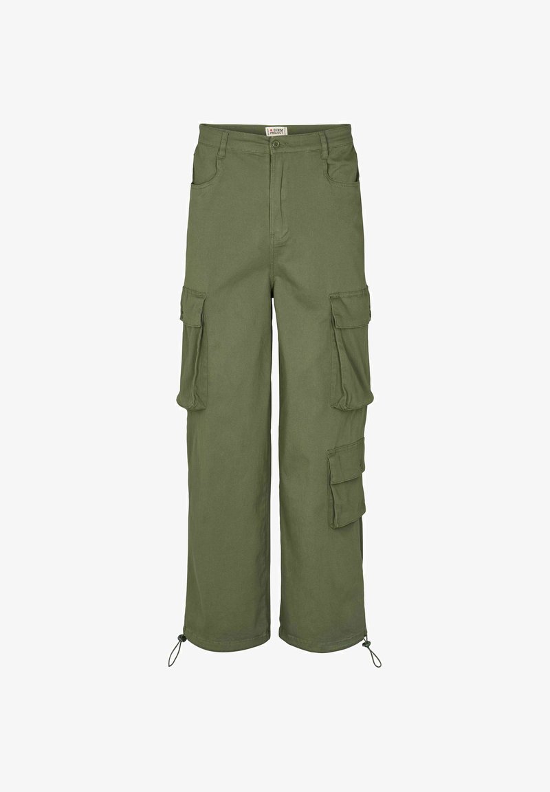 Olivzaļas kravas bikses ar vairākiem atloku kabatām, platiem vaigiem, pogu aizdari, jostas cilpām un regulējamām auklām pie bikšu galiem.