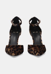 Zapatos de tacón alto con estampado de leopardo, punta afilada, correa al tobillo y diseño de tacón bloque; elaborados en una tela suave con un acabado brillante.