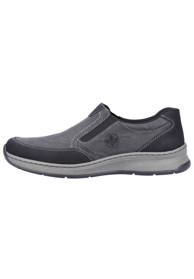 Slip-on skor i svart och grått läder. Har kontrasterande sömmar, en vadderad sula och en subtil logotyp på sidan.