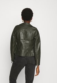 Vero Moda VMKERRIULTRA  - Casaco de pele sintética - rosin