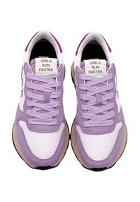 Sneakers atletici viola e bianchi realizzati in mescola di rete e camoscio, con lacci piatti, un design leggero e un'etichetta "LE RAGAZZE CORRONO PIÙ VELOCE".
