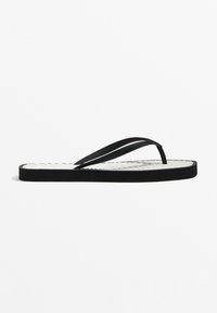 Zwarte flip-flop met twee getextureerde bandjes, een dunne zool en een witte voetbed met patroon. Het ontwerp is minimalistisch en functioneel.