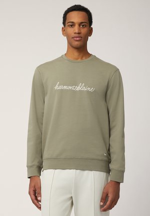 Sudadera verde con cuello redondo y mangas largas, presenta un logo bordado "harmont&blaine" en blanco. Tejido suave con una forma ligeramente ajustada.