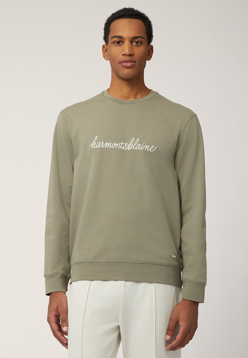 Felpa verde con scollo rotondo e maniche lunghe, presenta il logo ricamato "harmont&blaine" in bianco. Tessuto morbido con una forma leggermente aderente.