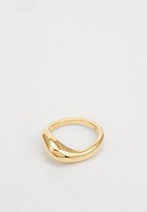 Anello dorato con un design liscio e attorcigliato. Realizzato in metallo, presenta una finitura lucida e ha un discreto marchio inciso all'interno.