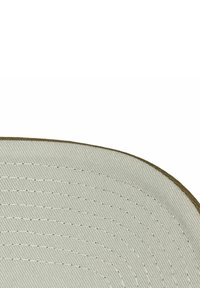 Helle graue Stoffmütze mit glatter Textur und runder Form. Die Kanten sind mit einem dunkelgrünen Besatz akzentuiert. Verfügt über Nähdetails.