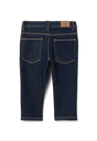 Jeans de mezclilla azul oscuro con un diseño clásico, bolsillos traseros, costuras visibles y una etiqueta de cuero con marca en la cinturilla.