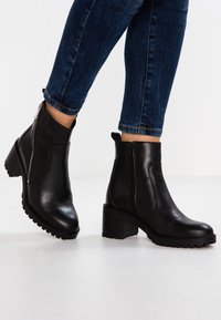 Zign Botines con plataforma - black