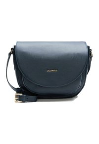 Bolso de cuero azul oscuro tipo bandolera con solapa redondeada, herrajes en dorado y una correa ajustable para un uso seguro. El acabado texturizado añade profundidad.