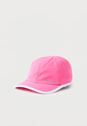 Casquette de sport rose vif avec visière incurvée bordée de blanc et trous de ventilation perforés sur les côtés, posée sur un fond gris clair.