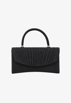 Pochette structurée noire avec rabat avant plissé et une poignée supérieure unique avec des accents argentés.