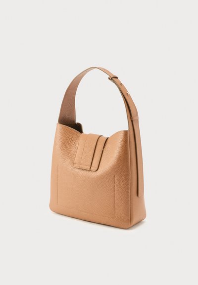 Τσάντα χειρός από ταμπά δέρμα με υφή, με φαρδιά ρυθμιζόμενη ράβδο ώμου και με λεπτομέρεια μπροστινού καπακιού, σε απλό φωτεινό φόντο.