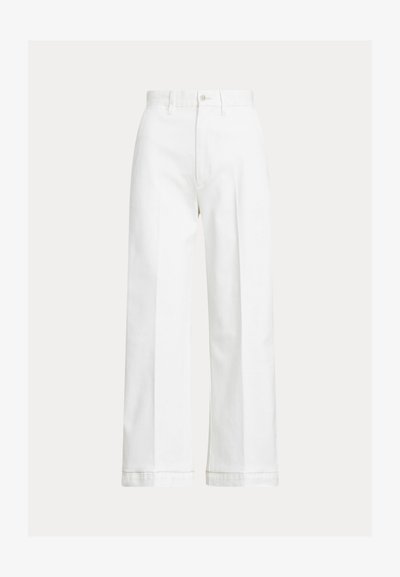 Białe szerokie spodnie z bawełny, z wysokim stanem, zapięciem na guzik oraz subtelnymi plisami z przodu.
