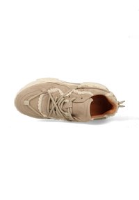 Beige suède sneaker met een gestructureerde afwerking, voorzien van een vetersluiting, gegolfde accenten en een contrasterende oranje binnenkant.