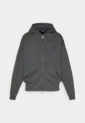 Ciemnoszara rozpinana bluza z kapturem, wykonana z miękkiego materiału, z przednią kieszenią typu kangur i haftowanym logo byka na piersi.