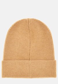 Berretto in maglia di un caldo colore beige, con una texture a coste e un risvolto alla base. Design semplice e leggero.