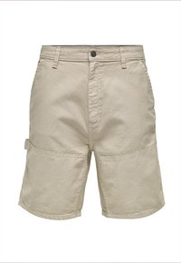 Pantalones cortos cargo beige fabricados con algodón duradero, que cuentan con dos grandes bolsillos laterales, cierre de botón y un diseño frontal plano.