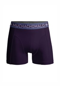 Temno vijolične moške bokserice z modrim elastičnim pasom z vzorcem, ki vključuje ime blagovne znamke "MUCHACHO MALO." Gladek material in prilegajoč dizajn.