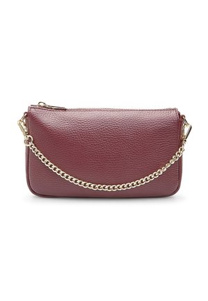 Bordeaux leren clutch met een gestructureerde afwerking, voorzien van een gouden kettinghengsel en ritssluiting. Compact rechthoekig model.