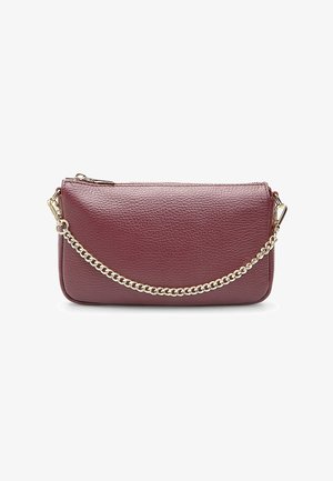 Burgunderfarbene Leder-Clutch mit strukturiertem Finish, ausgestattet mit einem goldenen Kettenriemen und einem Reißverschluss. Kompakte rechteckige Form.