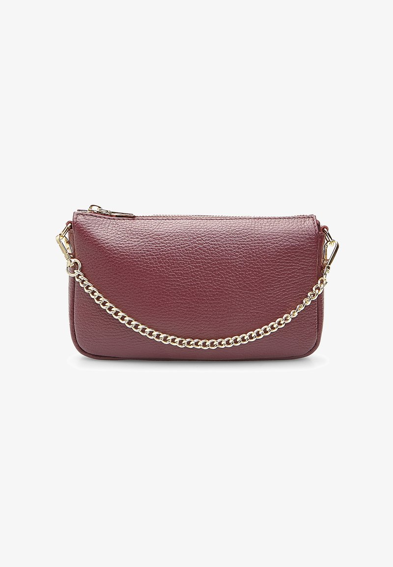 Borsa a pochette in pelle bordeaux con finitura texture, dotata di una tracolla in catena dorata e chiusura con zip. Forma rettangolare compatta.