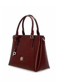 Bolso de cuero burdeos con asas dobles, herrajes plateados, detalle del logo y una forma estructurada. Textura suave con un acabado pulido.