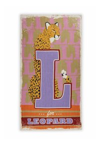 Tissu coloré avec une illustration de léopard à côté d'une grande lettre "L" en violet. Comprend des motifs, des points et un texte audacieux "pour LÉOPARD."