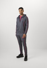 Under Armour TRACKSUIT - Tracksuit - castlerock/racer red