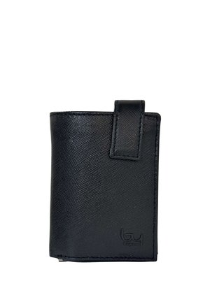 Portafoglio in pelle nera strutturata con cinturino a piegatura e piccolo logo impresso "by baguier" nell'angolo in basso a destra.