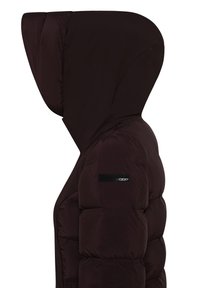 Giubbotto invernale nero con cappuccio, caratterizzato da sezioni trapuntate, una superficie testurizzata e una piccola etichetta sulla manica sinistra.