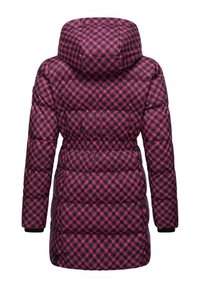 Cappotto imbottito in rosa e nero a motivi houndstooth, con cappuccio, vita elasticizzata e polsini a costine. Materiale liscio e lucido con texture trapuntata.