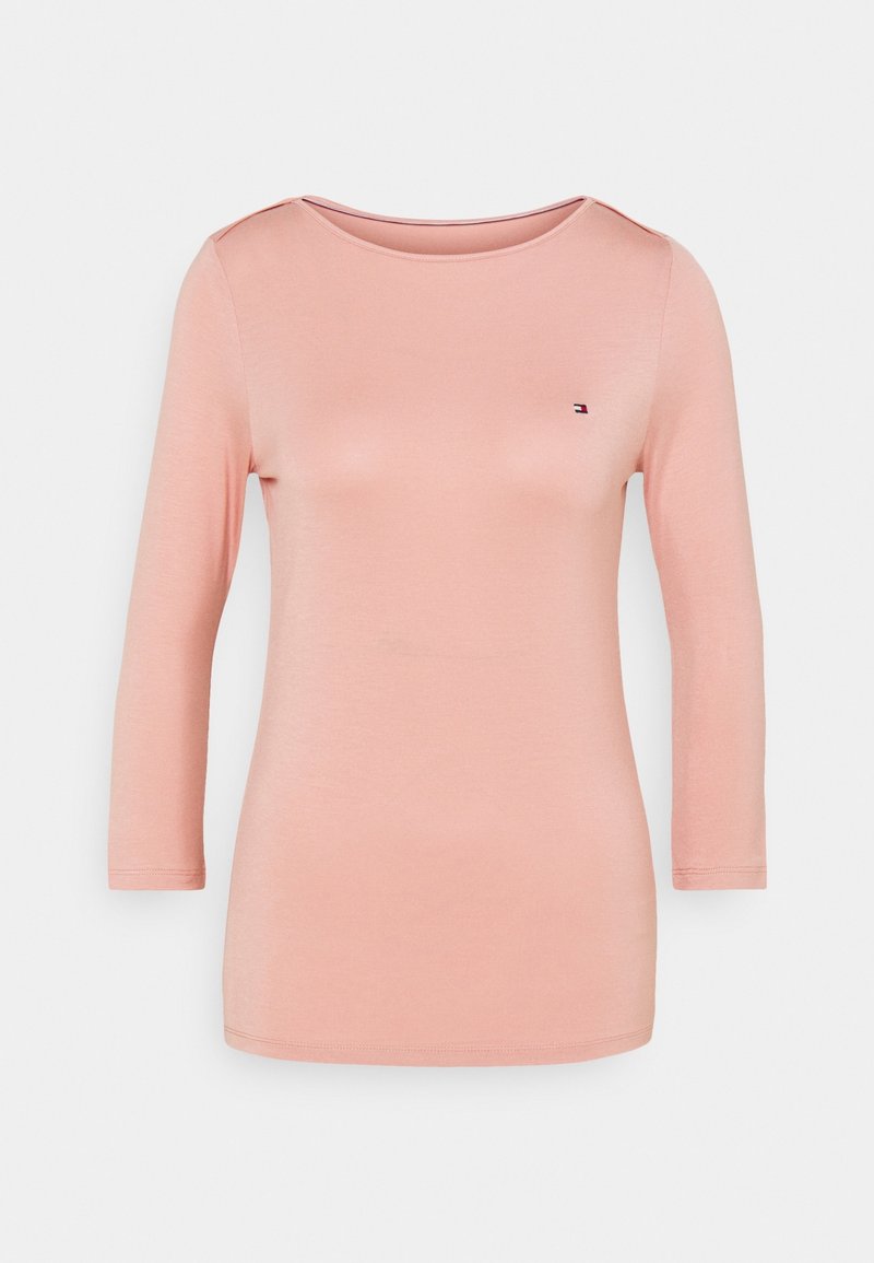Rosa Langarmshirt aus glattem Stoff, mit rundem Ausschnitt und kleinem Logo auf der linken Brust. Einfaches Design ohne Muster.
