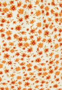 Tejido blanco con un patrón floral en tonos de naranja y amarillo, con acentos verdes y sutiles rayas verticales.